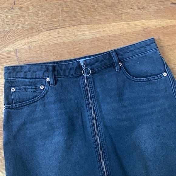 We The Free black washed denim skirt zip front frayed hem - Picture 4 of 4